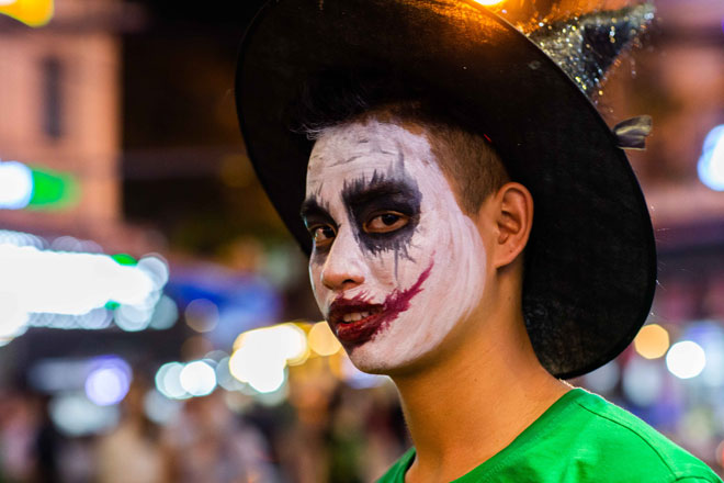 &#34;Zombie, phù thủy&#34; lang thang trên phố cổ Hà Nội trong đêm Halloween - 7