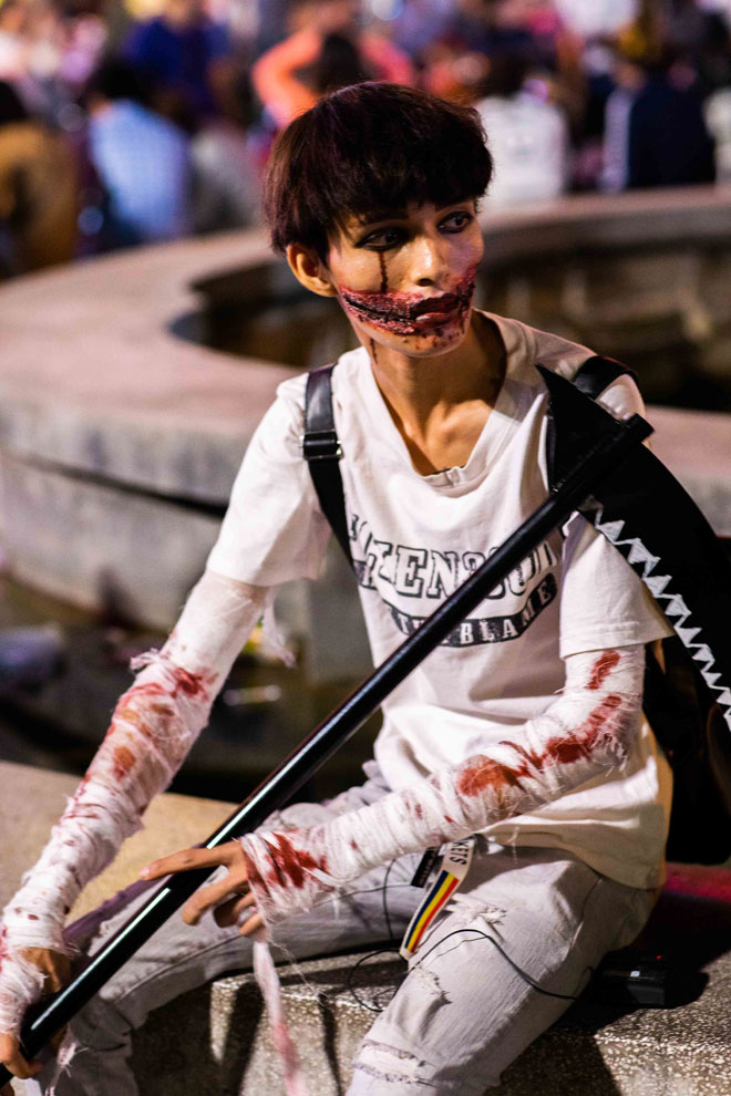 &#34;Zombie, phù thủy&#34; lang thang trên phố cổ Hà Nội trong đêm Halloween - 8