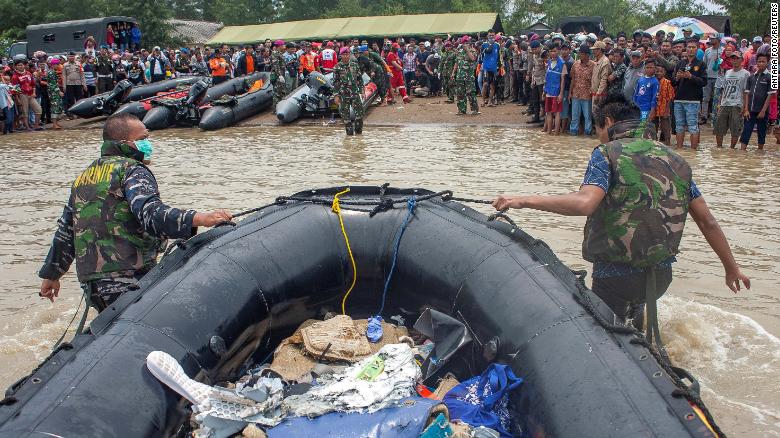 Máy bay Indonesia chở 189 người rơi: Bắt được tín hiệu hộp đen - 1