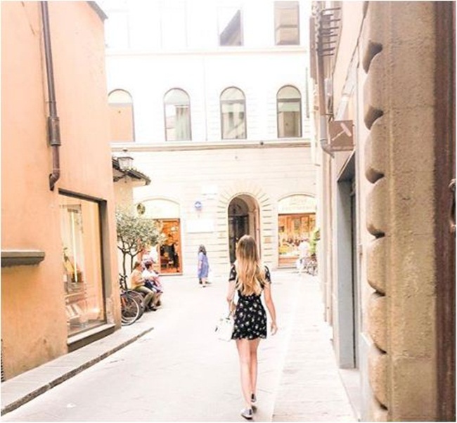 Cô gái này cũng có sở thích đi du lịch. Địa điểm dường như hấp dẫn với cô là Italia với rất nhiều hình ảnh Instagram cho thấy cô đặt chân đến Positano, Sicily và Florence.