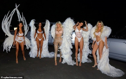 Chị em cô Kim hóa trang thành thiên thần nội y Victoria&#39;s Secret - 7