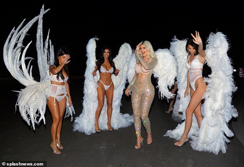 Chị em cô Kim hóa trang thành thiên thần nội y Victoria&#39;s Secret - 9