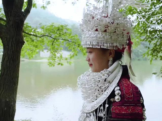 Ngôi làng nơi cô dâu phải mặc bộ trang phục bằng bạc nặng tới 13kg ở Trung Quốc
