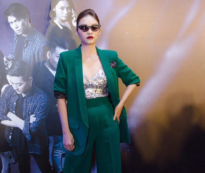 Con gái của “nữ hoàng cảnh nóng” hút mọi sự chú ý tại sự kiện - 1