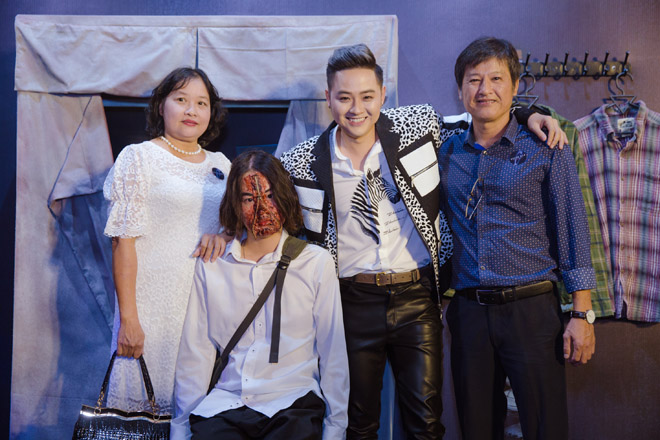 Con gái của “nữ hoàng cảnh nóng” hút mọi sự chú ý tại sự kiện - 7