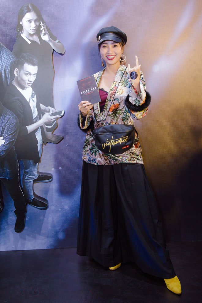 Con gái của “nữ hoàng cảnh nóng” hút mọi sự chú ý tại sự kiện - 9