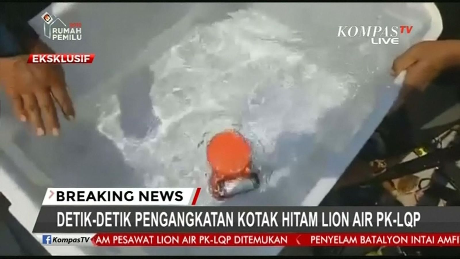 Cận cảnh hộp đen máy bay Indonesia được thợ lặn đưa lên bờ - 1