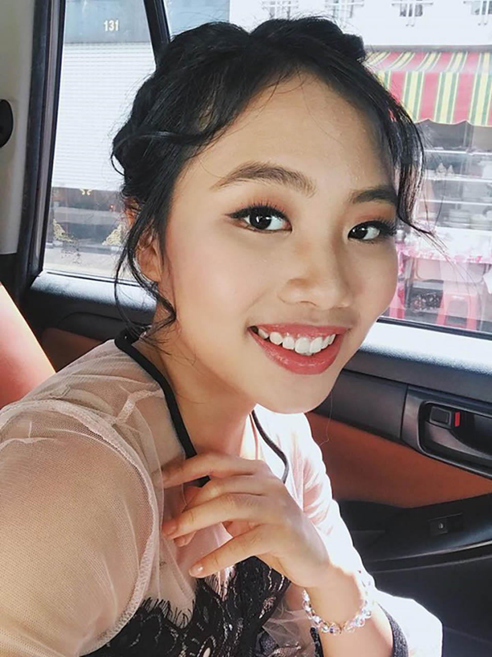 Phương Mỹ Chi gây tranh cãi khi trang điểm tới trường và hát nhạc tình - 3