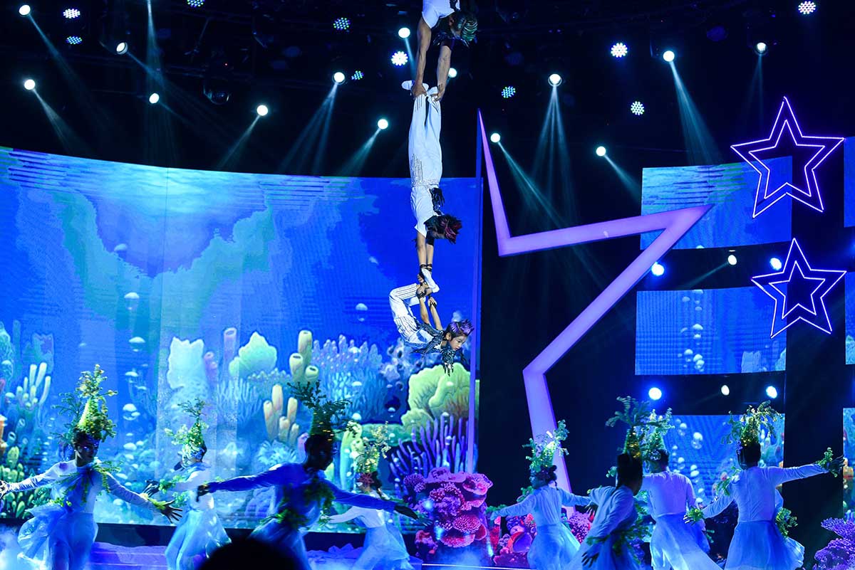 Thót tim với cảnh đu dây bằng chân của anh em xiếc nhí - 1