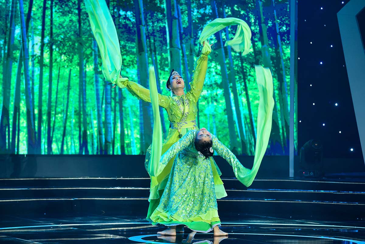 Thót tim với cảnh đu dây bằng chân của anh em xiếc nhí - 3