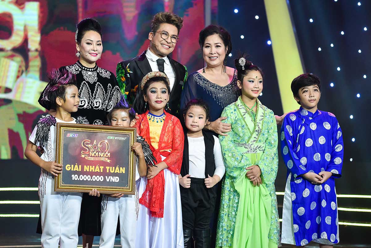 Thót tim với cảnh đu dây bằng chân của anh em xiếc nhí - 2