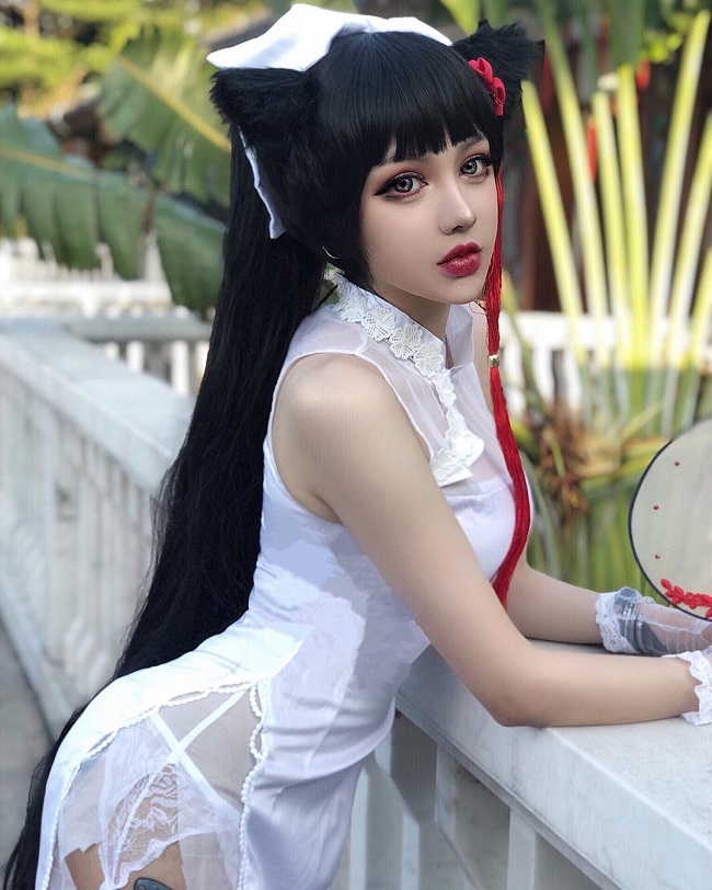 Hot girl này thường trang điểm sắc sảo với len mắt màu nổi bật, đánh mắt đậm, to tròn, sống mũi cao cùng đôi môi trái tim gợi cảm.