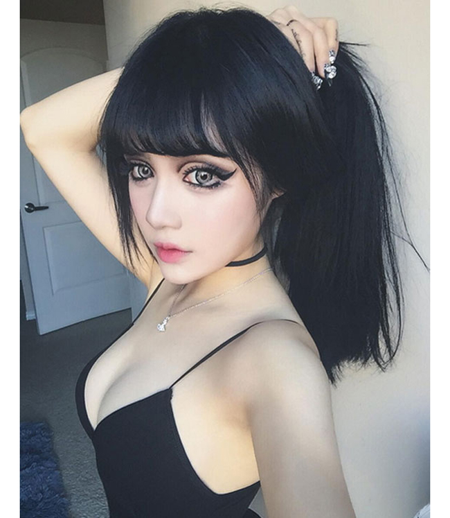 Kina Shen được nhiều bạn trẻ yêu mến nhờ lối trang điểm thay đổi liên tục như búp bê Barbie đặt trong lồng kính.