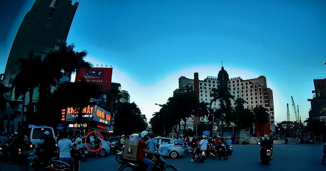 Va chạm giao thông, 2 tài xế nóng máu lao vào nhau quyết ăn thua - 1