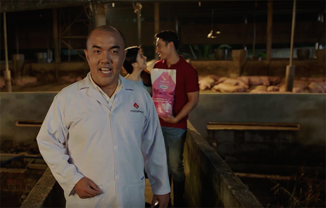 Diễn viên Quốc Thuận gây bất ngờ với vai trò mới: Chuyên gia cám heo! - 2