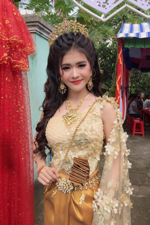 Gia thế “không phải dạng vừa” của chồng cô dâu Khmer xinh đẹp gây bão - 1