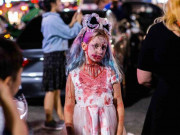 Tin tức trong ngày - &quot;Zombie, phù thủy&quot; lang thang trên phố cổ Hà Nội trong đêm Halloween