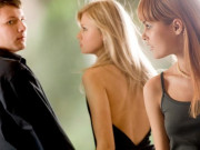 Kỉ niệm ngày cưới, chồng bận "an ủi" tình cũ trong khách sạn