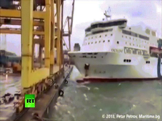 Thế giới - Video phà chở 400 người đâm đổ cần cẩu, tạo vụ nổ lớn ở Tây Ban Nha