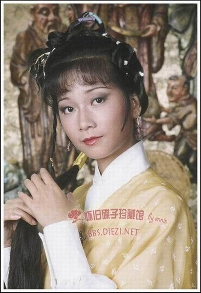 Huỳnh Mạn Ngưng cũng từng là cái tên vang bóng một thời sau vai diễn Quách Tương trong phiên bản Thần Điêu Đại Hiệp năm 1983. Cô được đánh giá cao bởi khuôn mặt khả ái, biểu cảm đáng yêu và diễn xuất tự nhiên, chân thật.