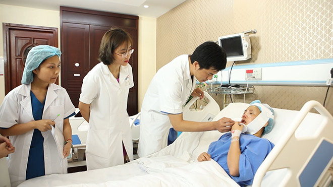 6 tiếng phẫu thuật "Cứu chữa" mũi hỏng cho cô giáo mầm non bị tai nạn - 3