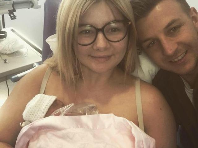 Bé gái tí hon nặng vỏn vẹn 0,5 kg, nhỏ hơn cả bàn tay mẹ - 2