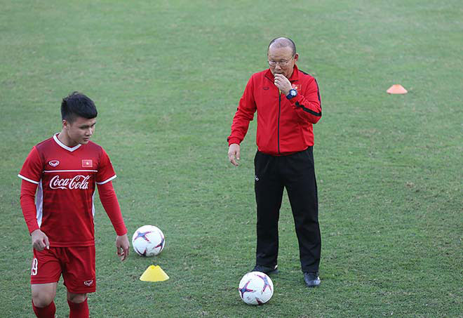 ĐT Việt Nam luyện bài đua AFF Cup: Thầy Park khiến học trò “choáng” - 1