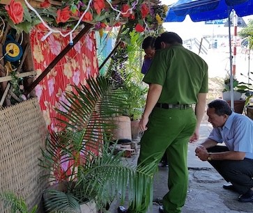 Vào quán cà phê kích dục, tài xế xe ôm bị đánh rách mí mắt - 1