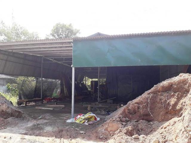 Tin tức trong ngày - Dân "náo loạn" vì tiệm quan tài đặt sát cổng làng