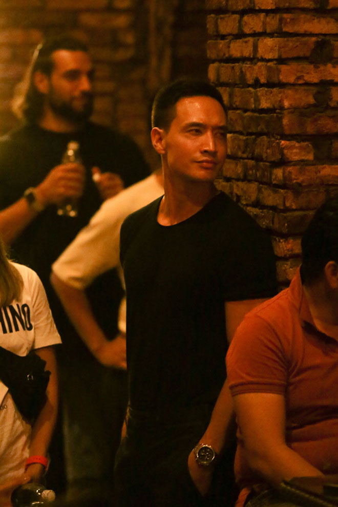 Kim Lý say sưa ngắm Hà Hồ, không rời mắt khỏi bạn gái - 2