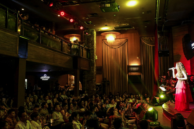 Kim Lý say sưa ngắm Hà Hồ, không rời mắt khỏi bạn gái - 1