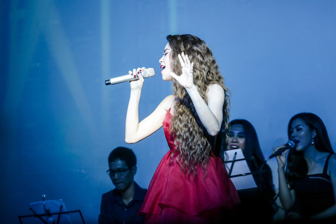 Kim Lý say sưa ngắm Hà Hồ, không rời mắt khỏi bạn gái - 5