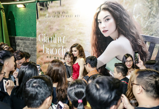 Kim Lý say sưa ngắm Hà Hồ, không rời mắt khỏi bạn gái - 8