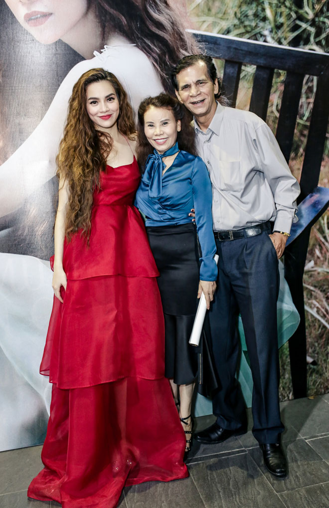 Kim Lý say sưa ngắm Hà Hồ, không rời mắt khỏi bạn gái - 7