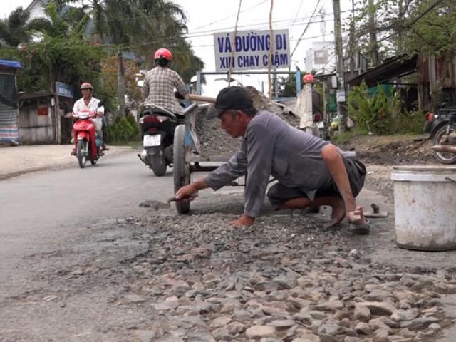 Ông lão tật nguyền bán vé số dành tiền vá đường