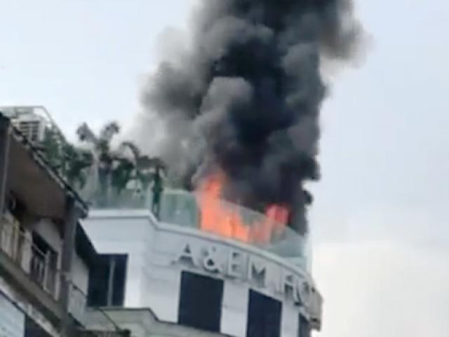 Khách sạn giữa trung tâm Sài Gòn cháy dữ dội, khách hoảng loạn tháo chạy
