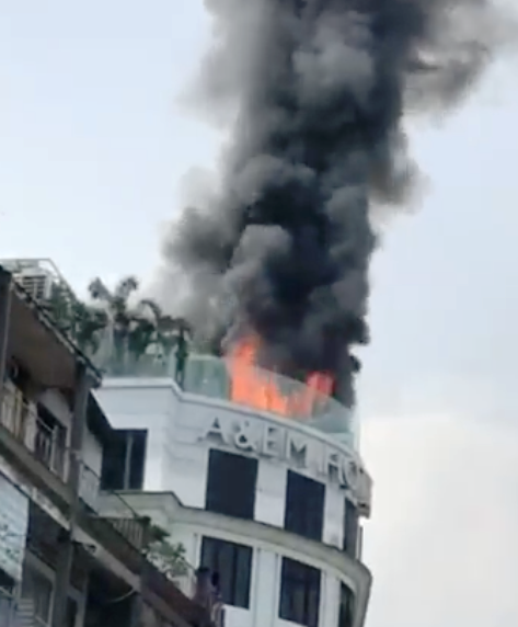 Khách sạn giữa trung tâm Sài Gòn cháy dữ dội, khách hoảng loạn tháo chạy - 2