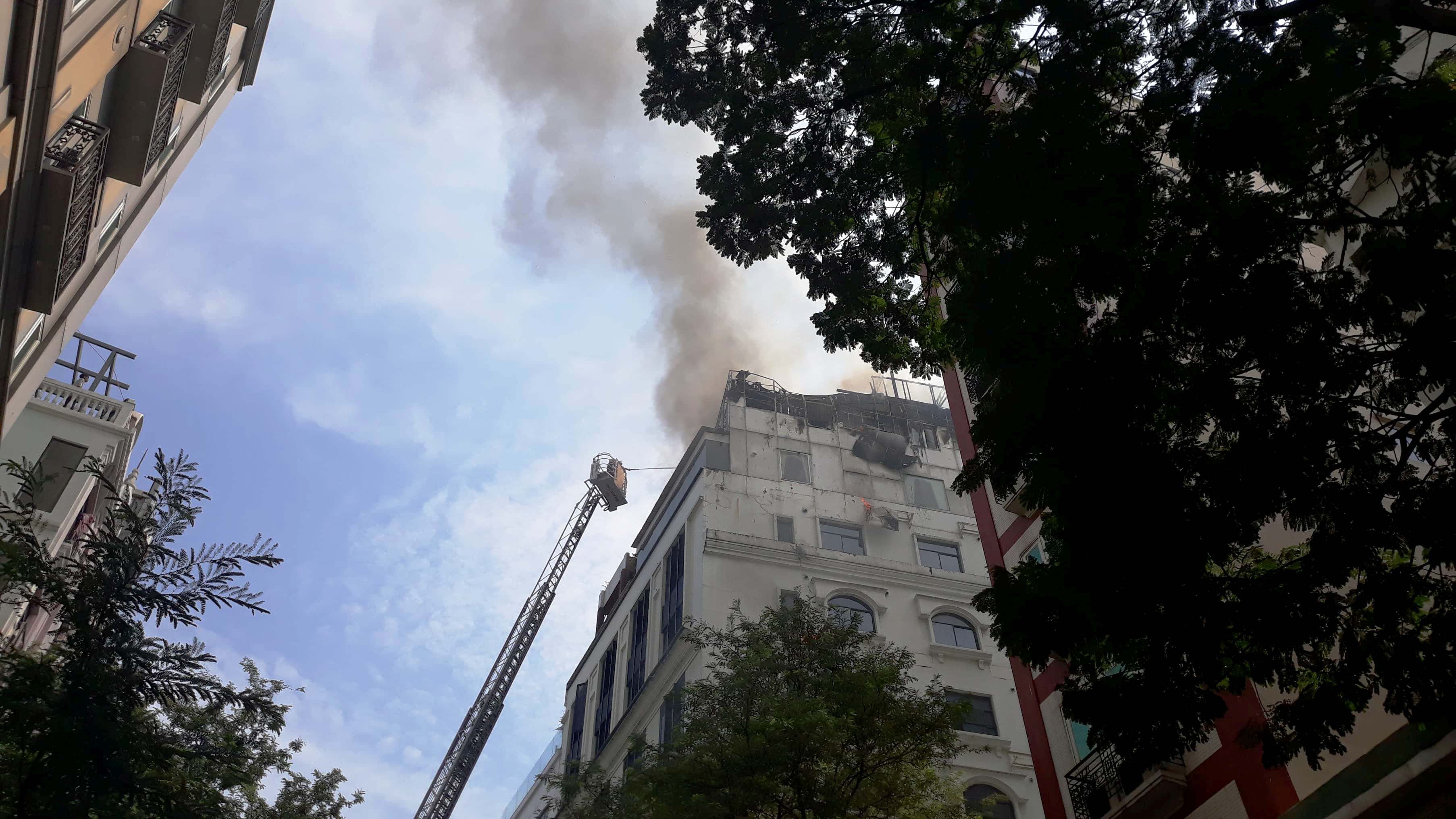 Khách sạn giữa trung tâm Sài Gòn cháy dữ dội, khách hoảng loạn tháo chạy - 6