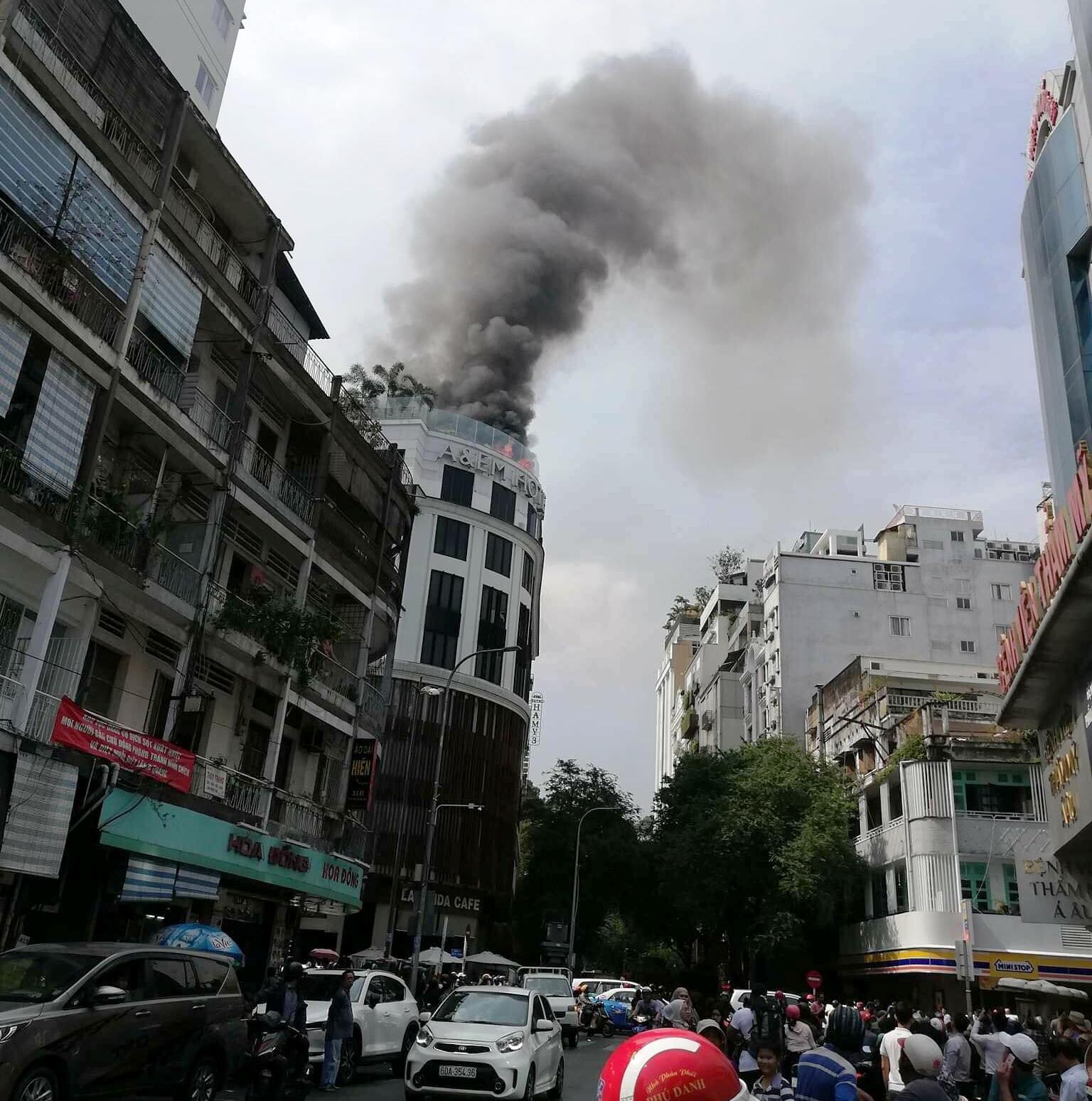 Khách sạn giữa trung tâm Sài Gòn cháy dữ dội, khách hoảng loạn tháo chạy - 4