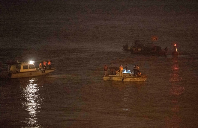 NÓNG: Đã tìm thấy ô tô Mercedes húc bay lan can cầu Chương Dương, lao xuống sông Hồng - 9