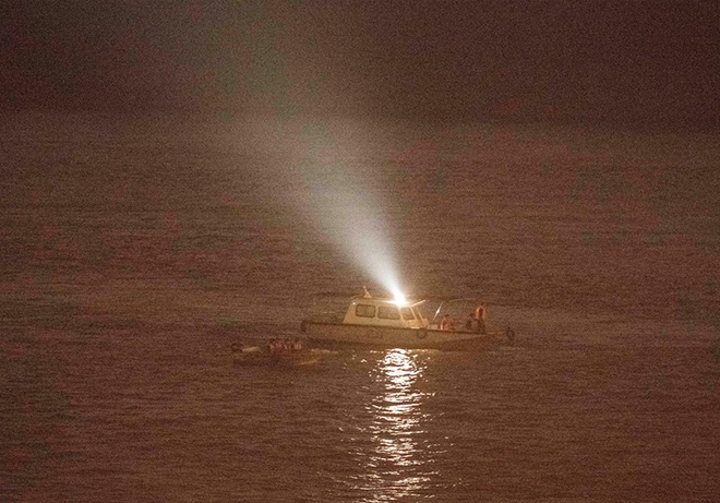 NÓNG: Đã tìm thấy ô tô Mercedes húc bay lan can cầu Chương Dương, lao xuống sông Hồng - 8