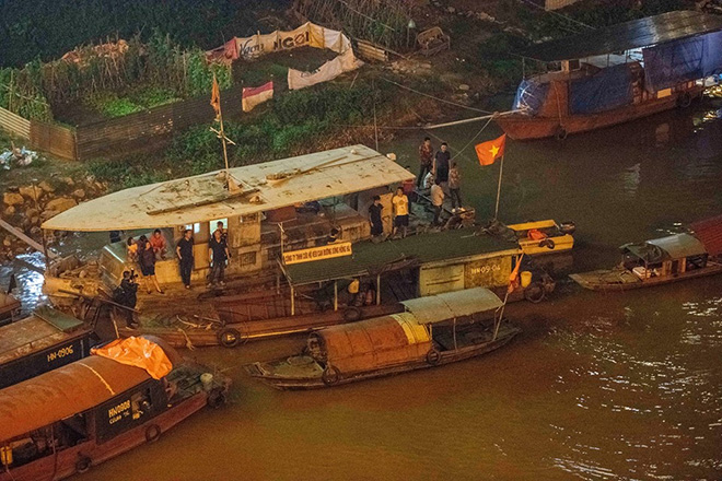 NÓNG: Đã tìm thấy ô tô Mercedes húc bay lan can cầu Chương Dương, lao xuống sông Hồng - 7