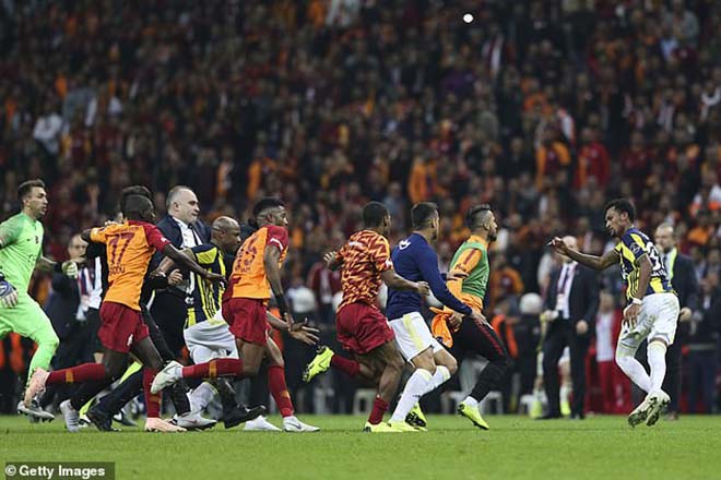 Chấn động làng bóng đá: Derby Thổ Nhĩ Kỳ ẩu đả như phim hành động - 4