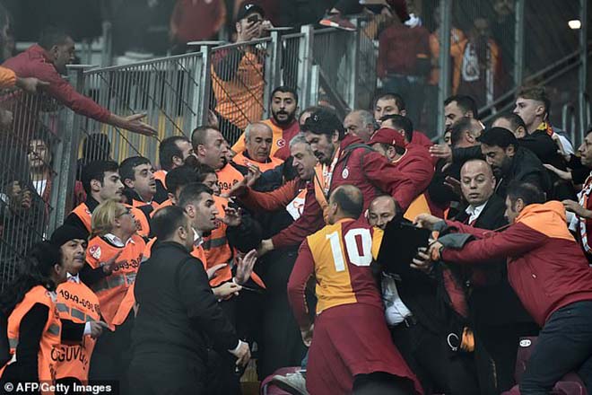 Chấn động làng bóng đá: Derby Thổ Nhĩ Kỳ ẩu đả như phim hành động - 5