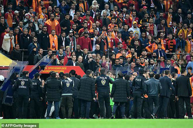Chấn động làng bóng đá: Derby Thổ Nhĩ Kỳ ẩu đả như phim hành động - 6