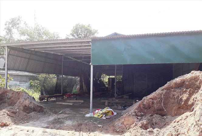 Dân "náo loạn" vì tiệm quan tài đặt sát cổng làng - 1