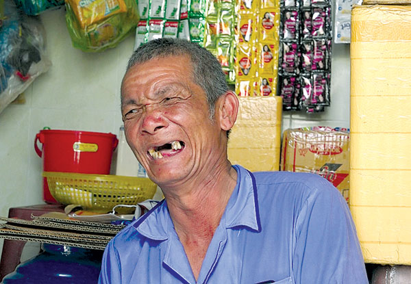 Ông lão tật nguyền bán vé số dành tiền vá đường - 3