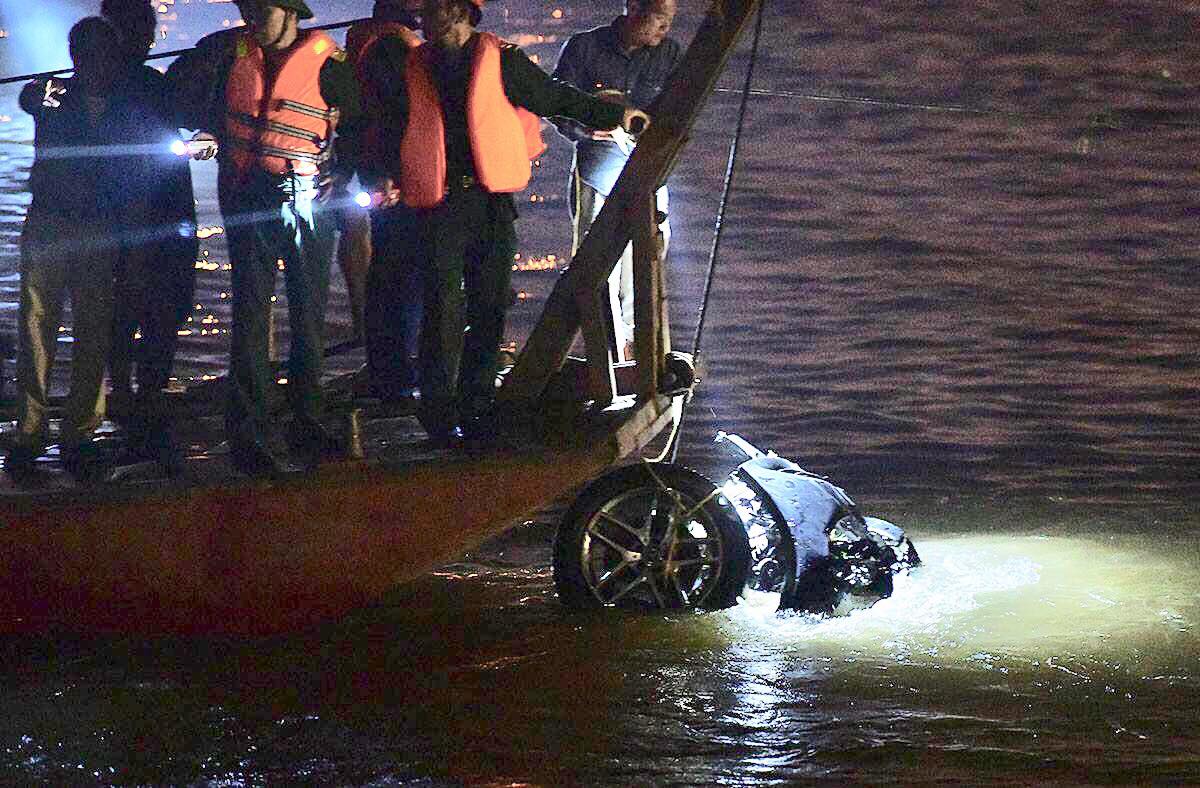 NÓNG: Đã tìm thấy ô tô Mercedes húc bay lan can cầu Chương Dương, lao xuống sông Hồng - 6