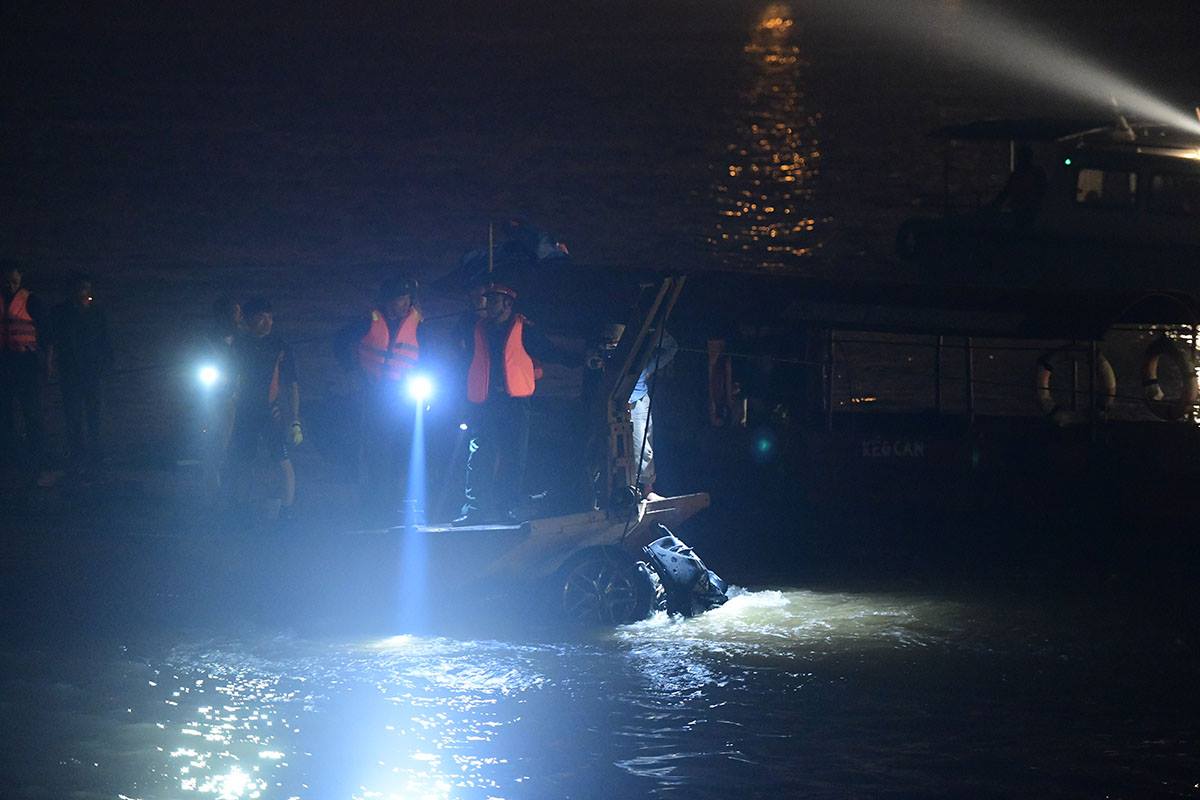NÓNG: Đã tìm thấy ô tô Mercedes húc bay lan can cầu Chương Dương, lao xuống sông Hồng - 5