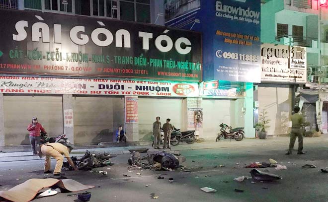 2 xe máy đối đầu kinh hoàng, 2 người tử vong - 2